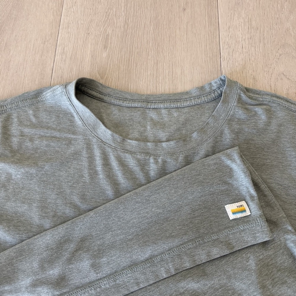 Vuori Strato Tech T-Shirt Men L Large Gray/Blue S/S Performance Athleisure V126